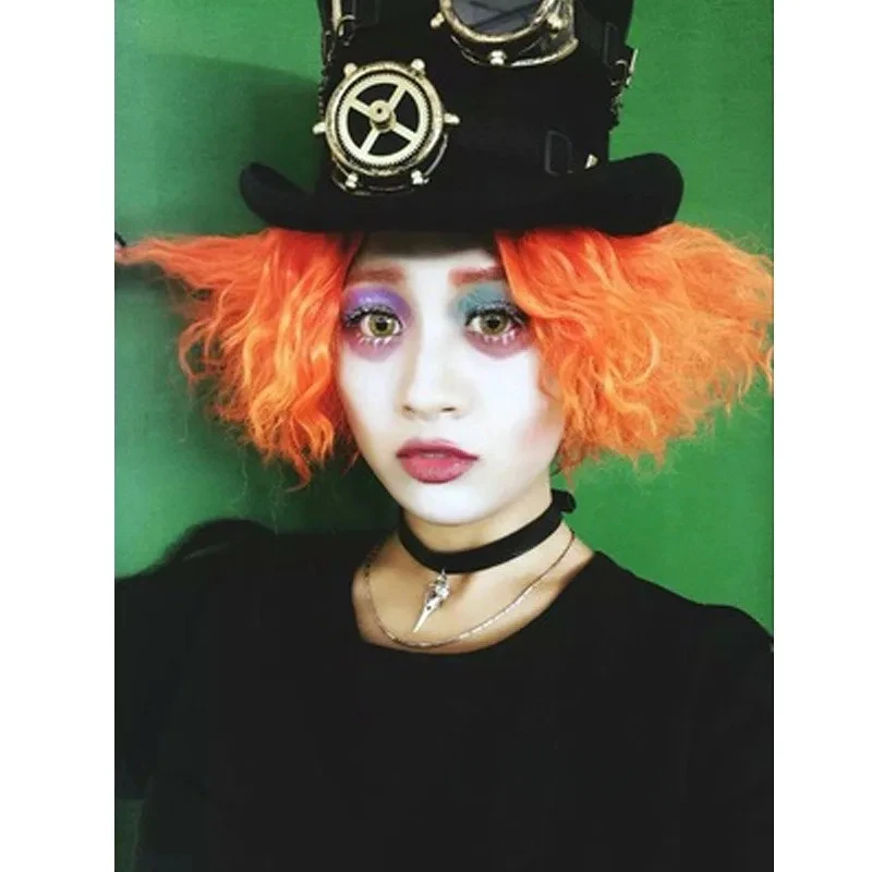 Halloween krótka pomarańczowa czerwona peruka z kręconymi włosami zabawny szalony kapelusznik animacja Cosplay peruka dla kobiet mężczyzn karnawałowe przyjęcie Cosplay rekwizyty do włosów