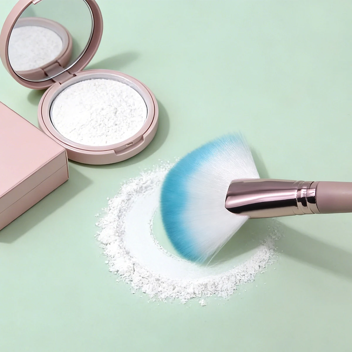 1PCS zachte waaiervormige make-upborstel, geschikt voor gezichtscontouren, blushborstel, contourborstel en multifunctioneel schoonheidshulpmiddel.