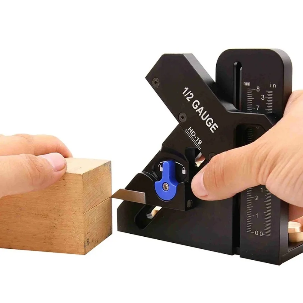 The carpenter takes the scriber table saw and automatically finds 1/2 of the auxiliary sawing tool
