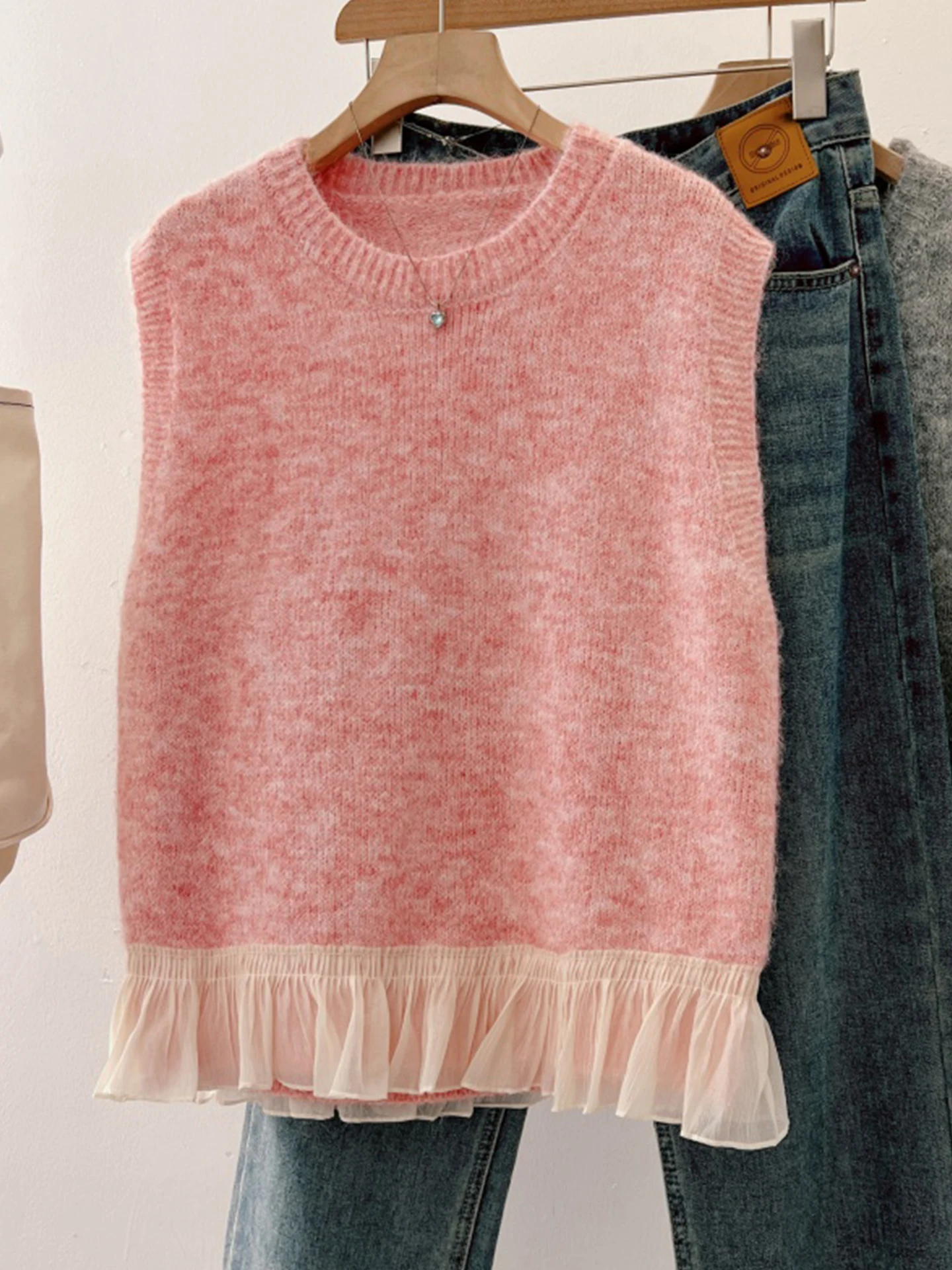 

Розовый вязаный жилет с кружевной отделкой, женская одежда для ранней весны, большие размеры, для полных женщин, многослойный топ с открытыми плечами