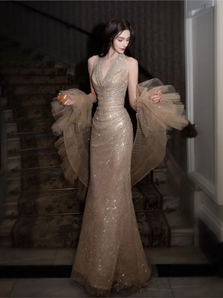 A new style of heavy industry halter dress for banquet hosts featuring light luxury toasting