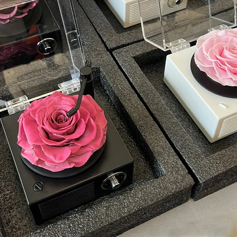 The rose phonograph music box can be customized, the duration is 10 to 15 hours, and the USB friendly power supply is available.