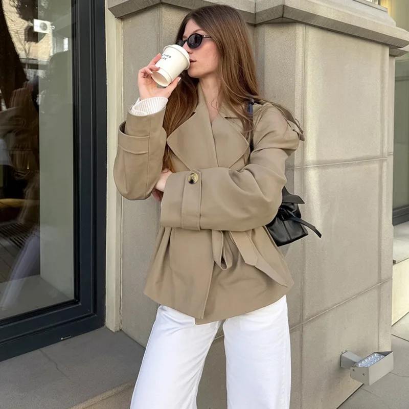 เสื้อแจ็คเก็ตวินด์เบรกเกอร์ทรงเข้ารูปสำหรับผู้หญิง รุ่นวินเทจ ปี 2025 ปกพับ แขนยาว ผูกเชือก ปรับเอวได้ ดีไซน์เก๋ไก๋ทันสมัย