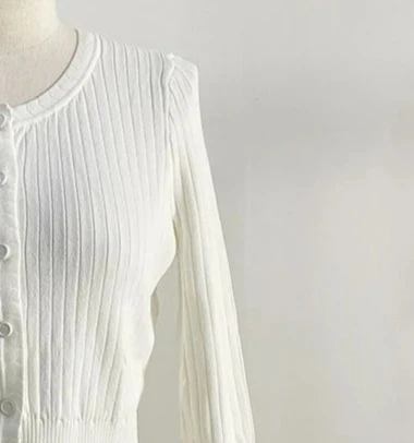 فستان نسائي محبوك أبيض جديد لعام 2025، رقبة على شكل حرف V بدون أكمام، مطوي، مقاس نحيف، رداء متوسط الطول