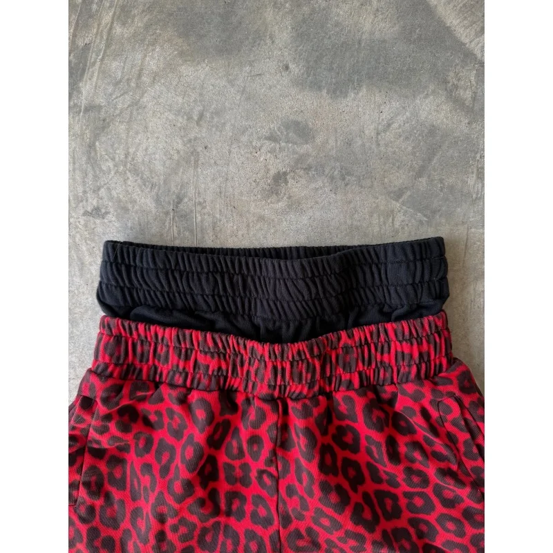 メンズ レッド レオパード柄 ダメージ加工 スウェットパンツ 2025年新作 ストリートウェア ルーズ ワイドレッグパンツ ゴシック風スクリプト ヒップホップパンツ