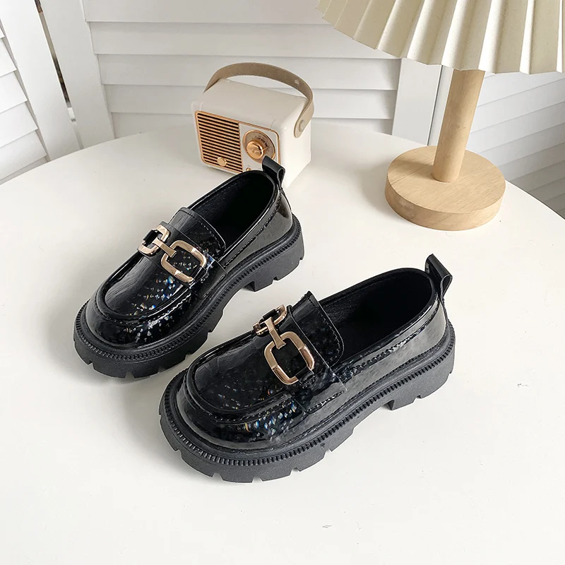 

Новые весенние туфли без шнуровки из искусственной кожи с круглым носком, модная детская обувь на платформе с металлическими украшениями