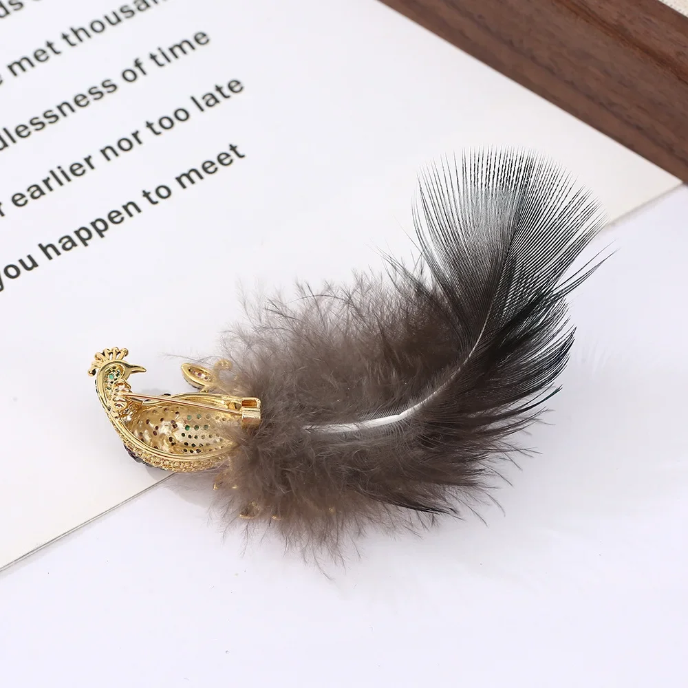 Rhinestone new simulation feather peacock brooch design exquisite accessories light luxury pin corsage high-grade ladies brooch