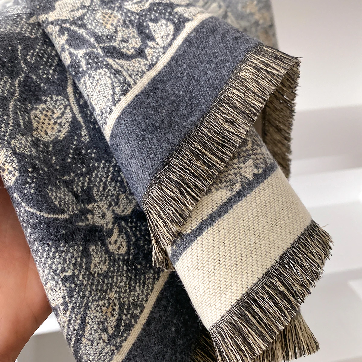 Eleganter Damen-Kaschmirschal im Retro-Stil mit doppelseitigem Landschaftsdruck, Winter-warmer Pashmina-Schal, Foulard-Poncho – Detail 12
