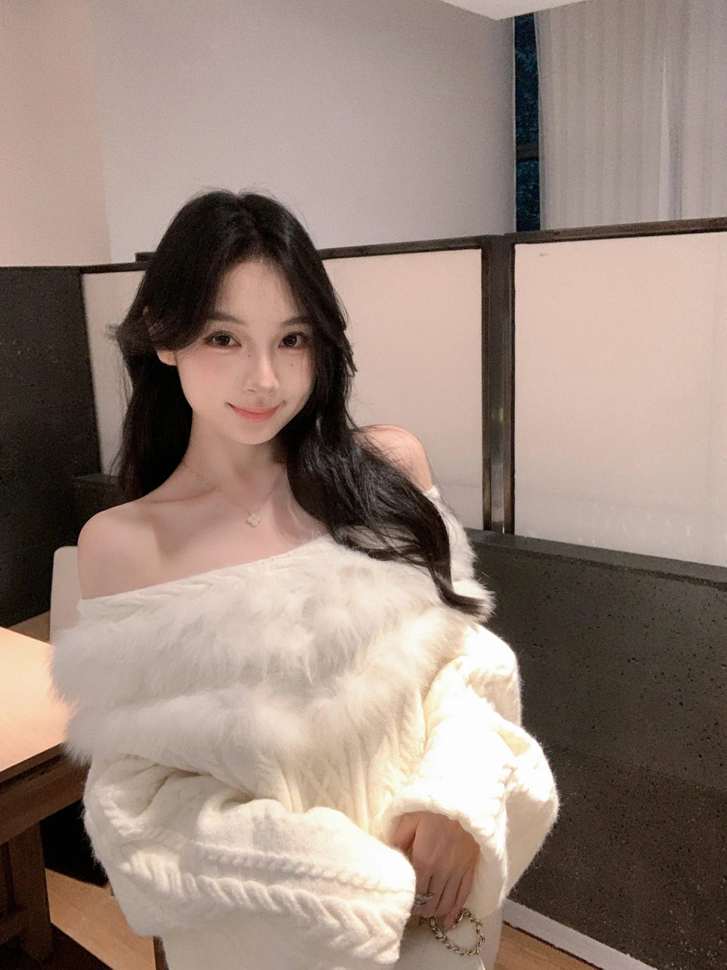 

Белый меховой свитер с открытыми плечами для женщин, модный, свободного кроя, с длинными рукавами, в стиле Pure Desire Trend