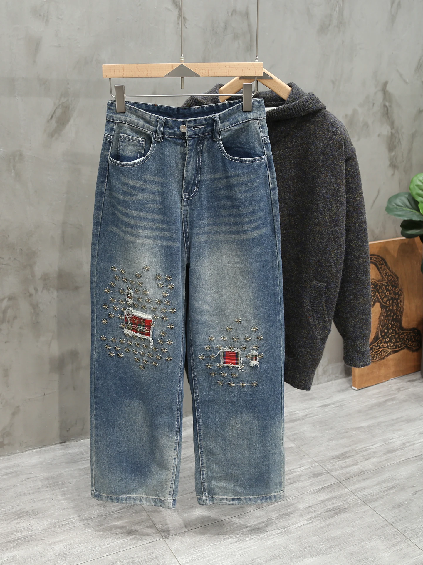 

Мужские джинсы в стиле пэчворк с вышивкой, американская мода, потертые джинсовые брюки, осенние рваные прямые брюки High Street