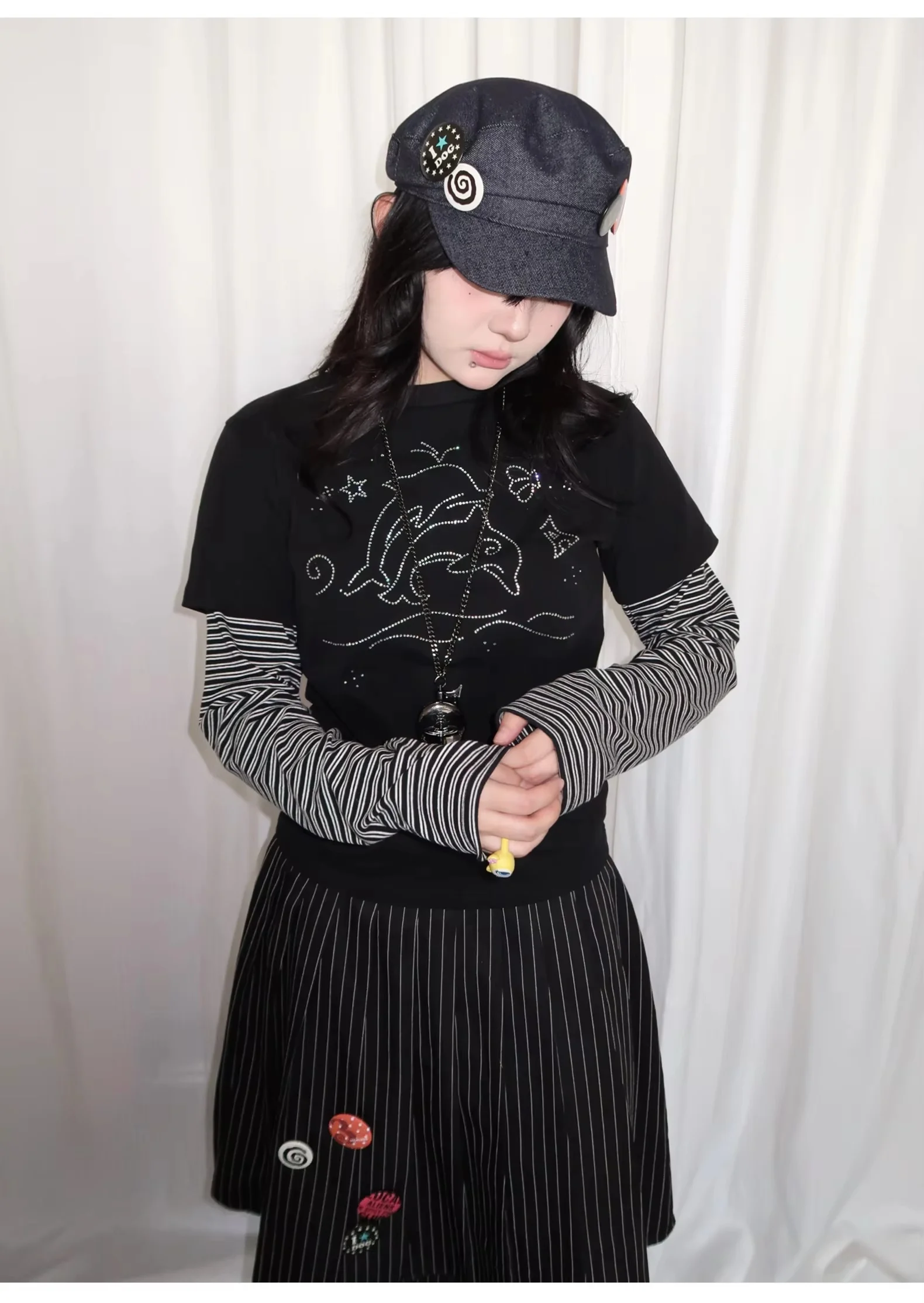 Damen Y2K Fake Zweiteiler Langarm-Oberteil mit Schwarz Gestreiften Ärmeln, Strass-Delfin-Print, Slim Fit, Süßes Alt-T-Shirt – Detail 4