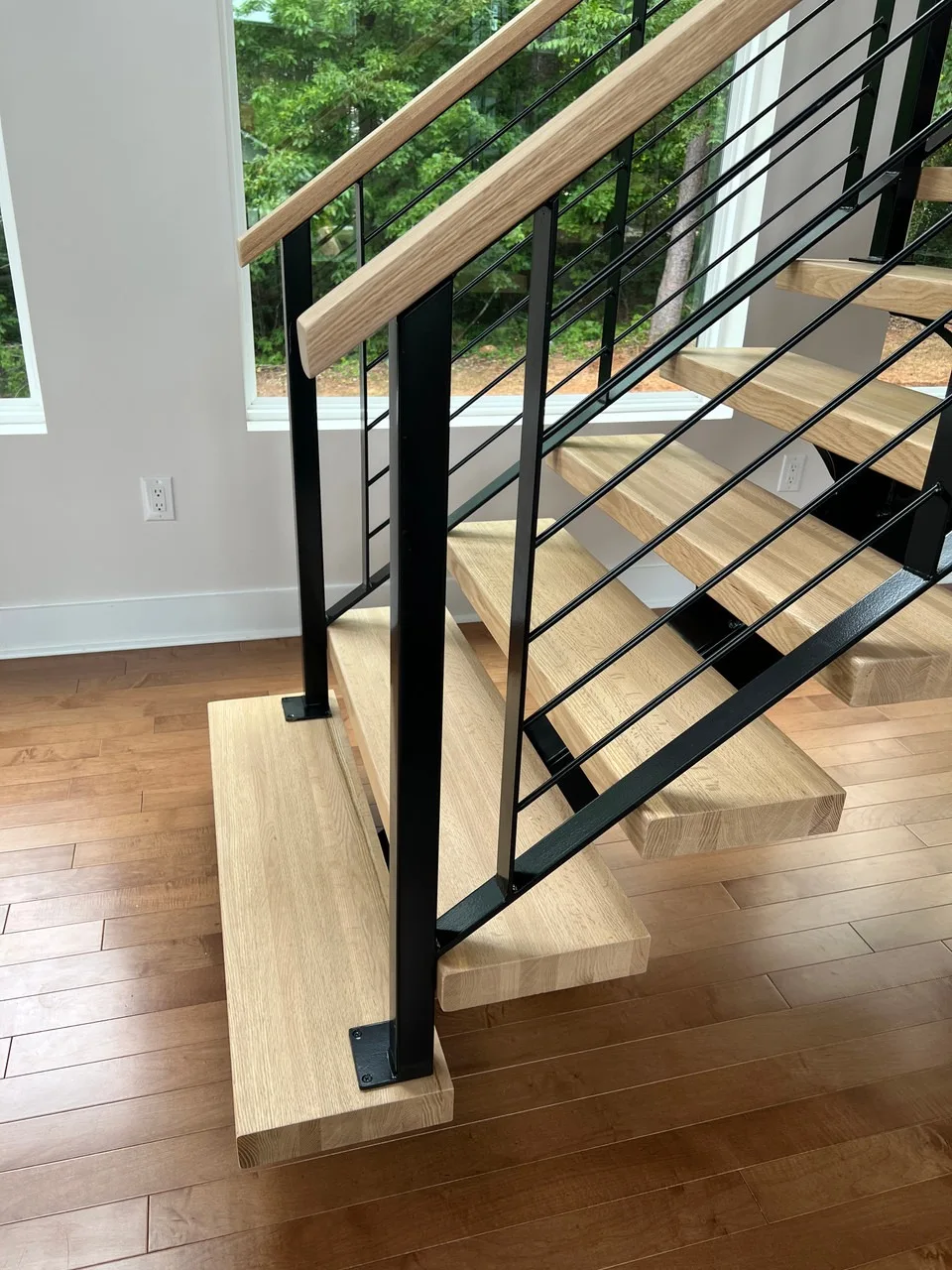 カスタマイズ可能な耐久性と現代性を兼ね備えた木製階段で、快適な家の移動を実現します。