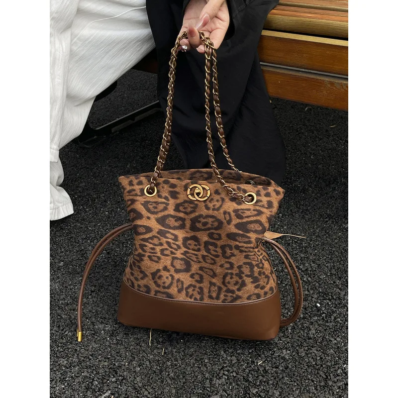 

Сумка-ведро с вышивкой 2025, модная женская сумка через плечо с цепочкой и ремешком, вместительная сумка с цветными блоками, универсальная сумка «день-ночь»