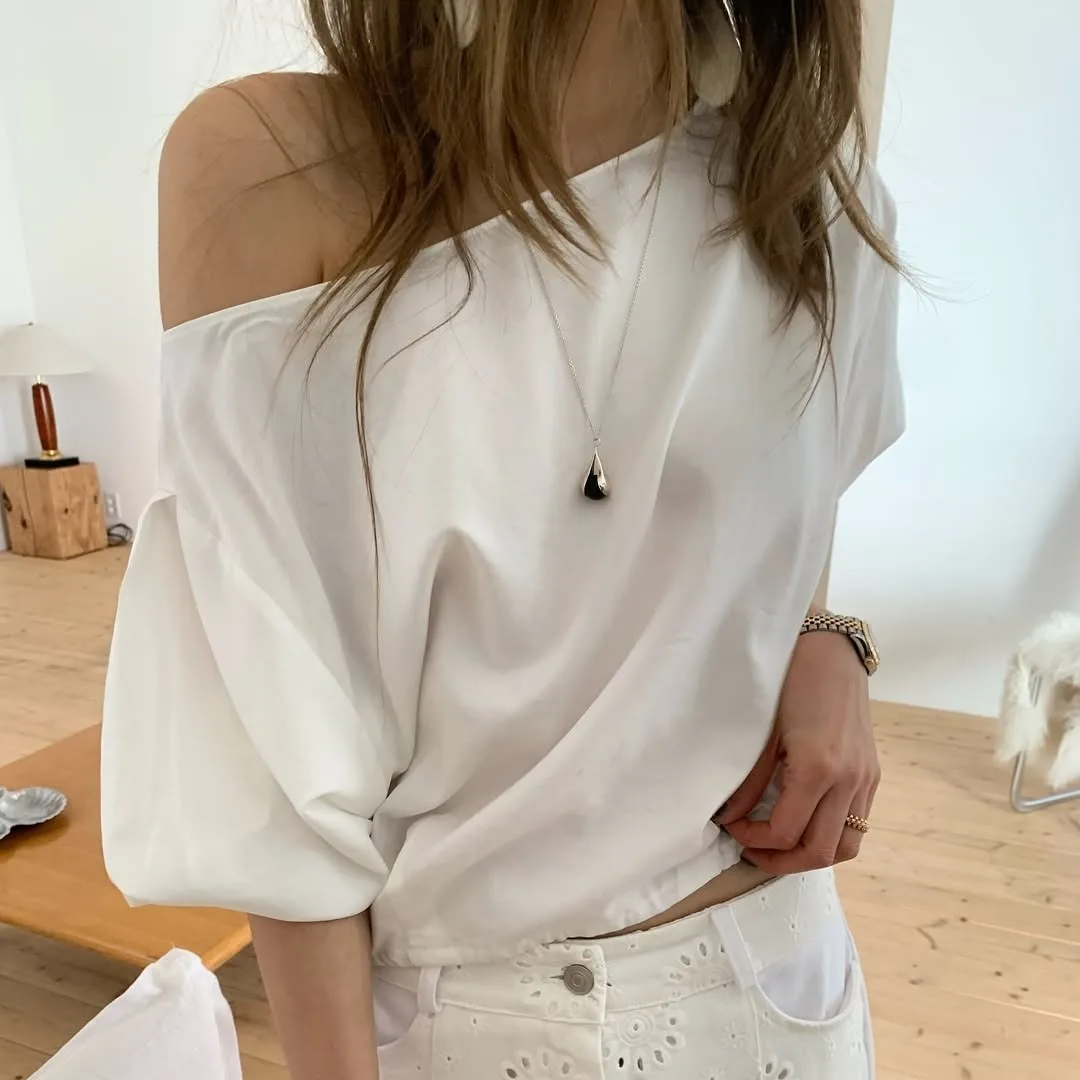 

Шикарная летняя однотонная рубашка с короткими рукавами, пышными рукавами и вырезом на боковой части плеча, топ в корейском стиле.