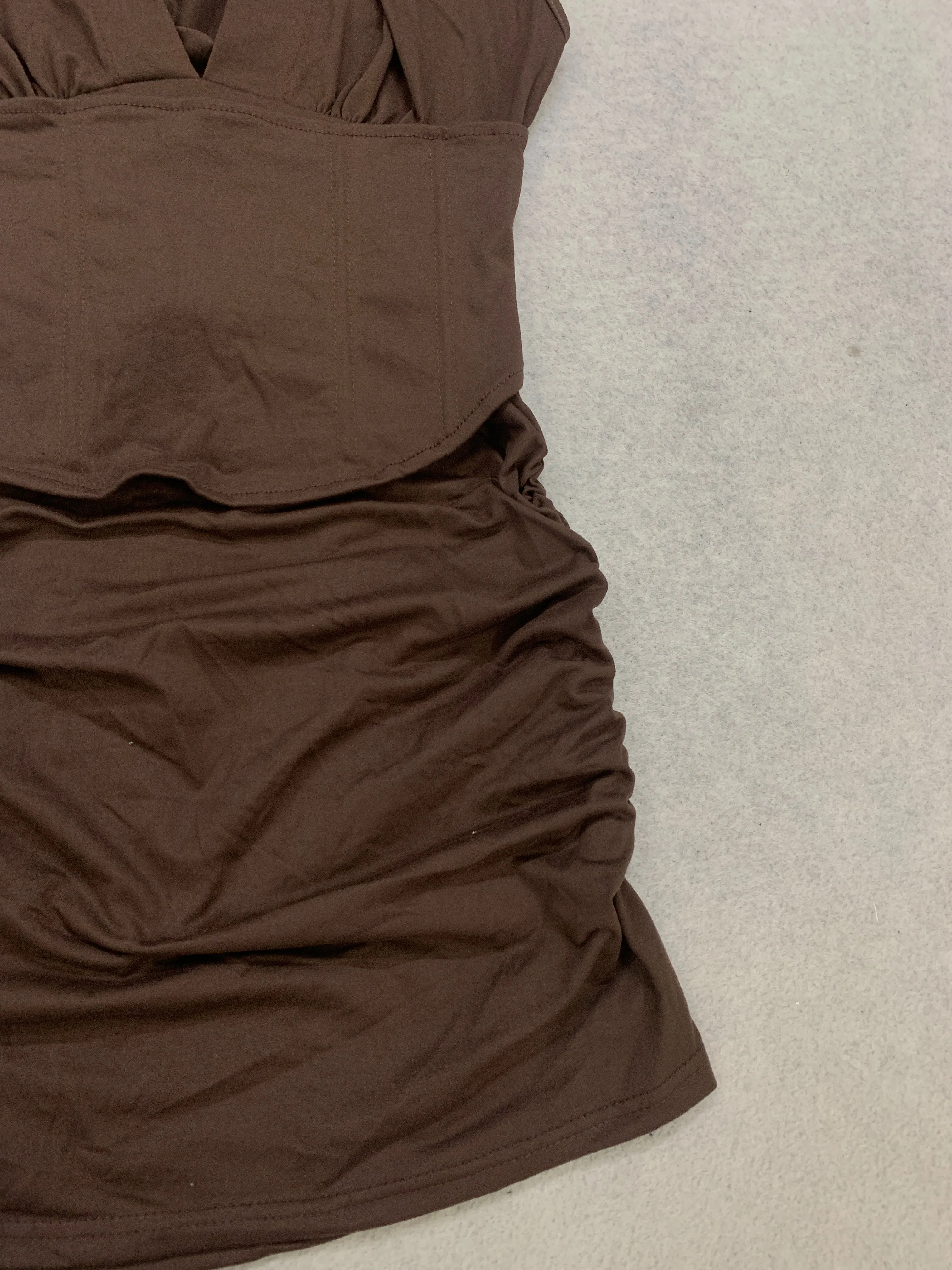 Damenkleid mit tiefem V-Ausschnitt, enganliegendem Schnitt, Taillierung und Rüschen, elegantes Mini-Kleid für Nachtclubs und Partys, kurzer Rock für Frauen. – Detail 7