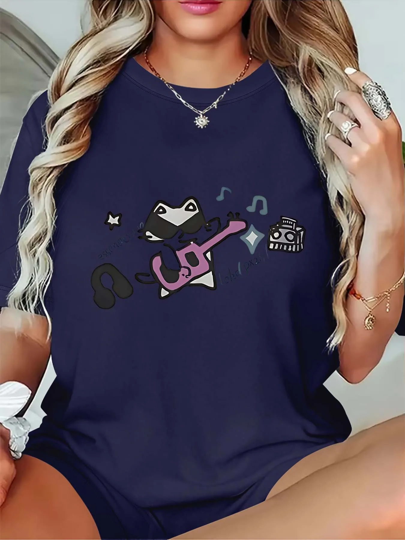 プラスサイズのレディース T シャツ、ギターを弾くかわいい猫のグラフィック T シャツ