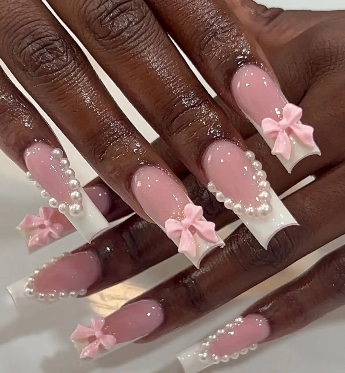 1 Box 3D Schwarz-Weiß-Rosa Schleifen-Nagelcharms Halbrunde Weiße Perlen Nagelstecker Strass Harz Flache Schleifenknoten Nagelzubehör 0,7 $ – Detail 6