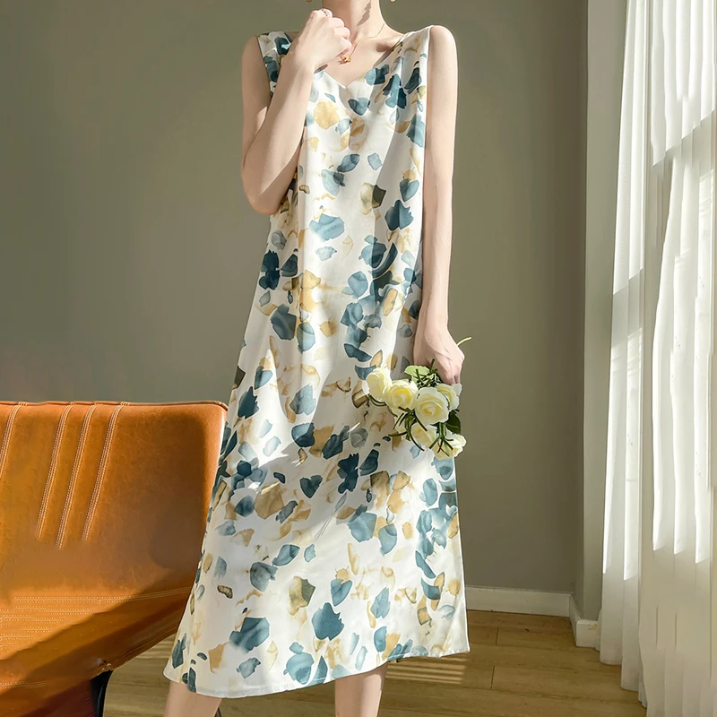 فستان صيفي جديد من الحرير الفرنسي للنساء، تنورة متوسطة الطول من الساتان خلات ورقبة على شكل حرف V خفيفة الوزن على شكل زهور على شكل حرف a