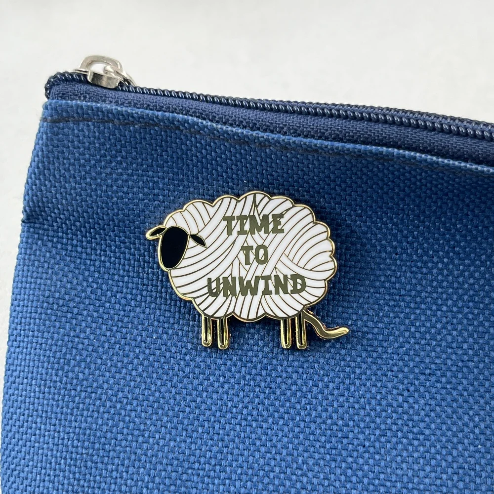 Zeit zum Entspannen Metallbrosche Niedliches Schaf Wollknäuel Emaille-Pin Strick- und Häkel-Abzeichen Kleidung Rucksack Anstecknadeln Schmuck Geschenk – Detail 3