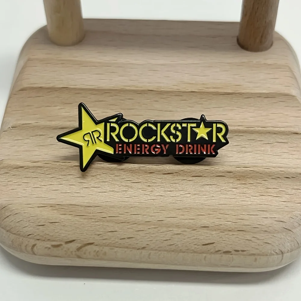 شارة بدبوس المينا بشعار Rockstar Energy Drink لتسريع وقت الانتعاش وتخفيف التعب وإكسسوارات حقيبة الظهر ذات القبعة الإبداعية