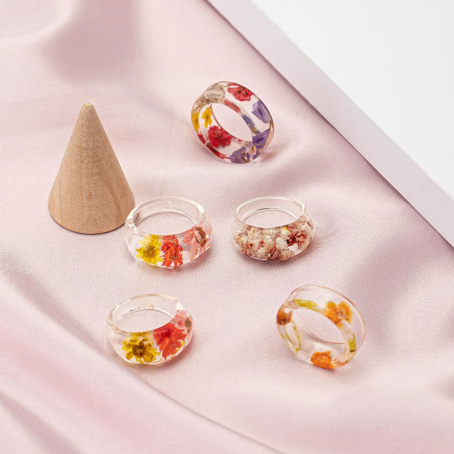 Minimalist Resin Daisy Dried Flower Retro Acrylic Ring Female Creative Personality Fresh Ring Wholesale Gift