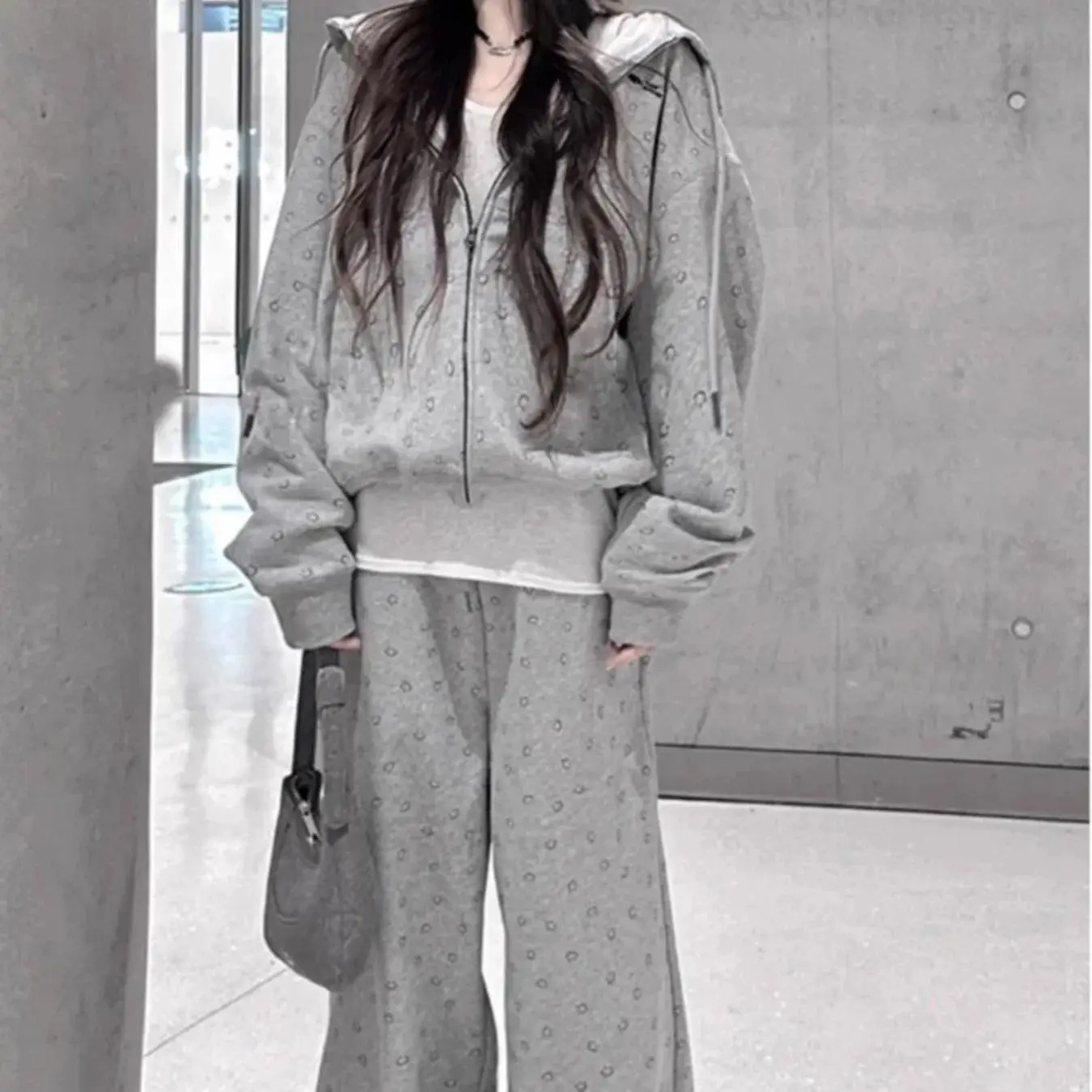 春と秋の新作韓国風カレッジ風ジッパー付きスウェットセット |   女の子限定のニッチなカジュアルツーピースセット！ 新鮮なカレッジスタイルを演出、すっきりとしたジッパーデザイン、欠点を隠すゆったりとしたフィット感で、よりスリムに見せます。あらゆる体型に適しており、普段着、学校、ショッピング、外出に最適です。スタイルの衝突を避けるユニークなデザイン、多用途で合わせやすい、若々しくエネルギッシュな印象を簡単に作成できます。春を完璧に仕上げるセットです。