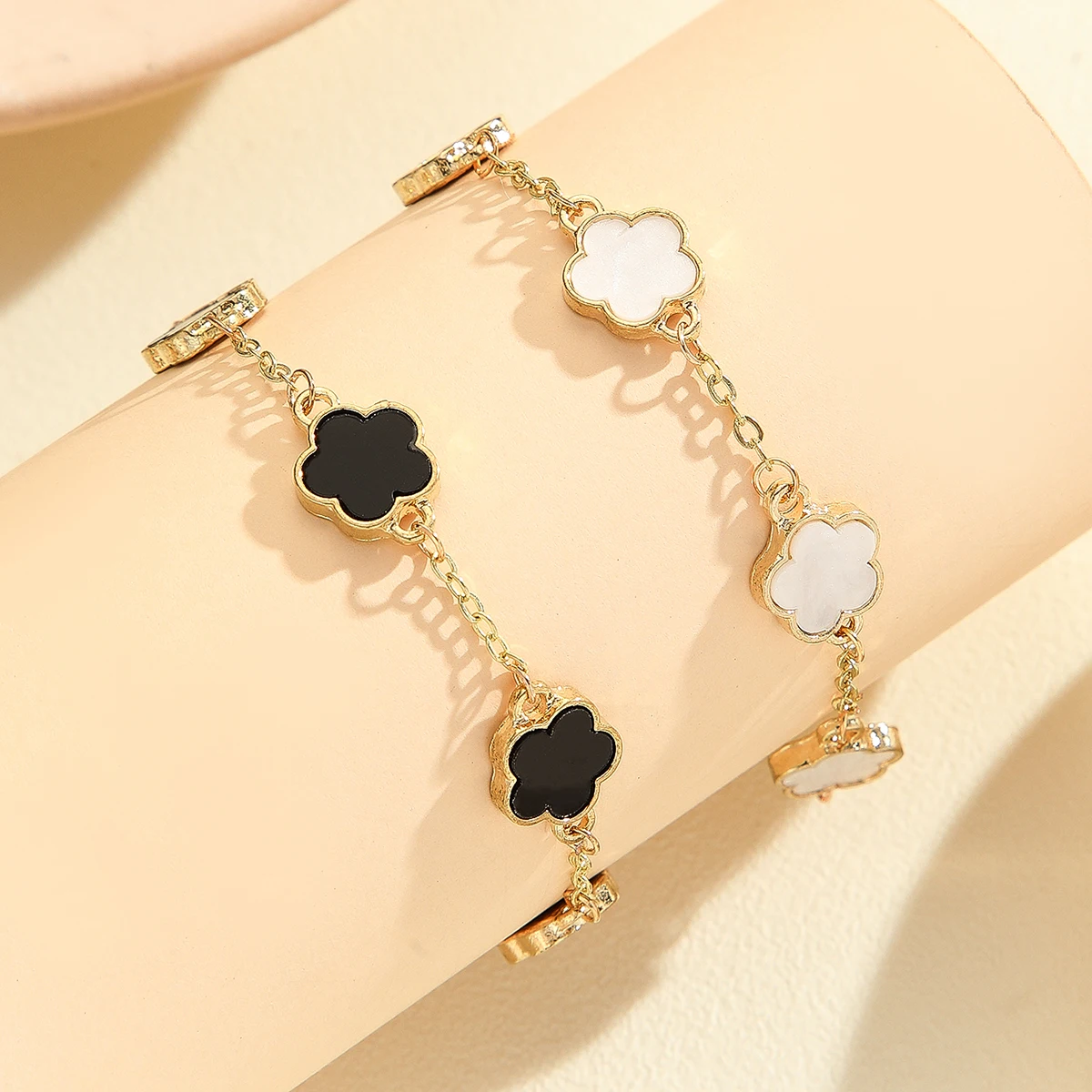 1Pcs Fashionable Accessible Luxury High-End Couple Lucky Five-Leaf Clover Shell Flower Bracelet