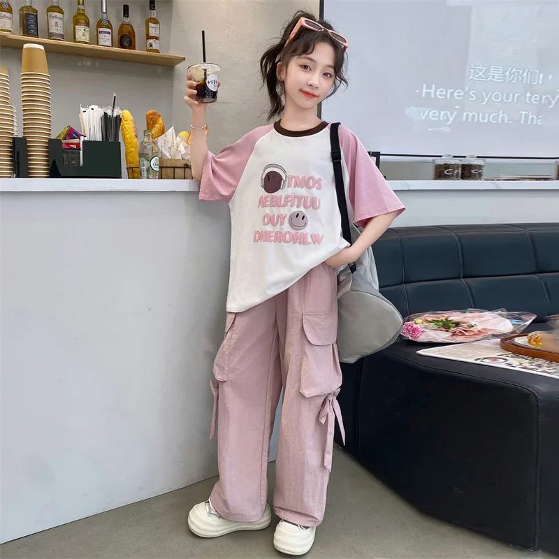 طقم تي شيرت وسروال كارجو بأكمام قصيرة مطبوع عليه حروف للفتيات، طقم وصول جديد للمراهقين، ملابس صيفية عصرية للفتيات