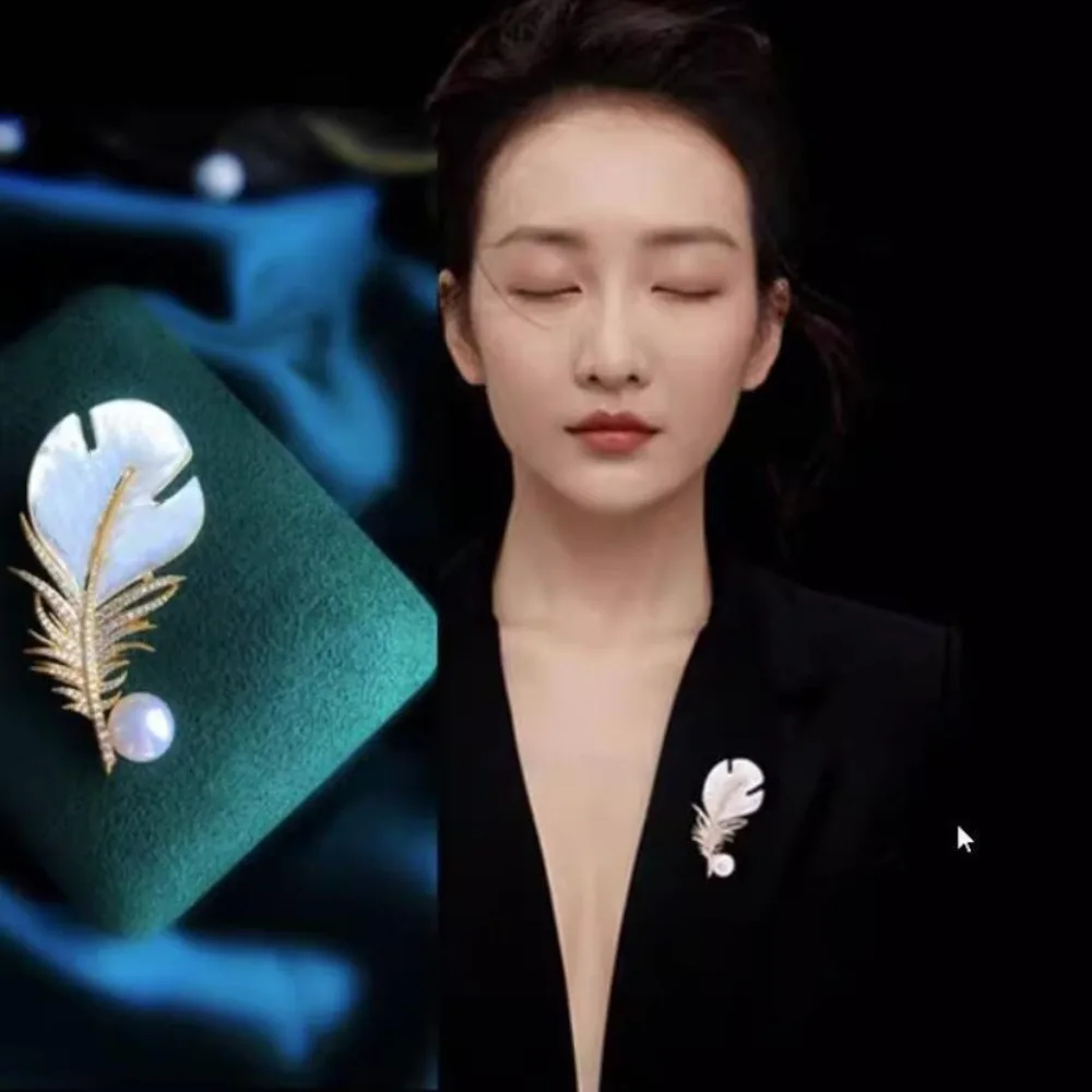 Luxury Crystal Shell Feather Brooch Pins Gold Color White Pearl Zircon Inlaid Corsage Rhinestone Flash Diamond Brooch Women