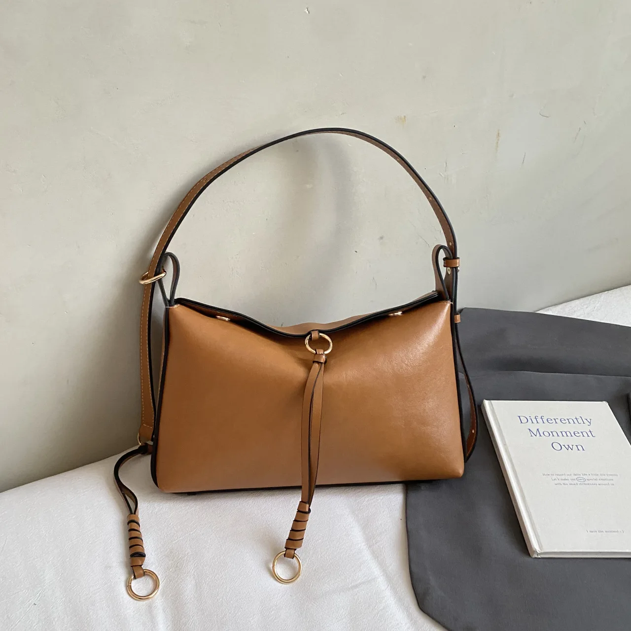 여성을위한 가을 겨울 빈티지 숄더 백 고급스러운 겨드랑이 지갑 미니멀리스트 우아한 디자인 직장용 다용도 통근 가방