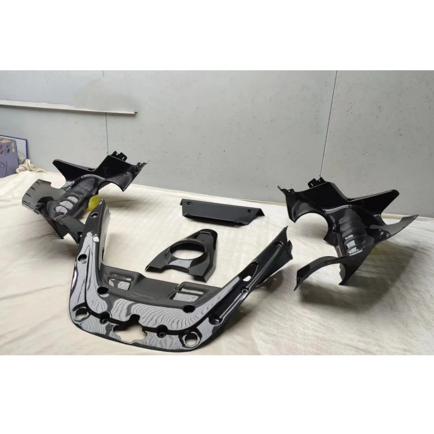 High Quality SF90 Car Engine Cover Plate Suitable for  SF90 Dry Carbon Engine Decoration