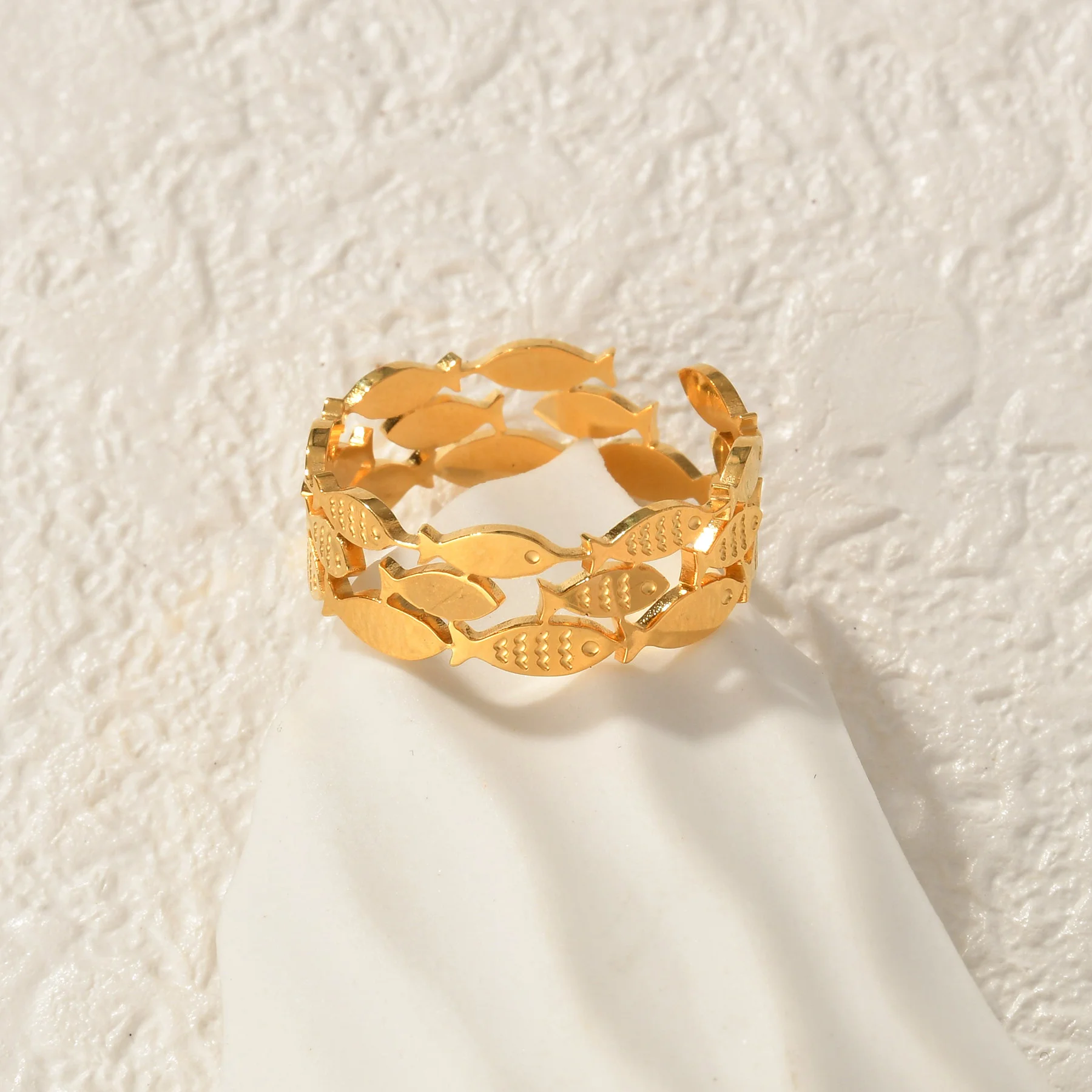 Anel de Peixe Banhado a Ouro 18K Kissmoon Fashion para Mulheres, Anel Aberto de Aço Inoxidável com Concha e Polvo, Joia da Moda, Presente Exclusivo