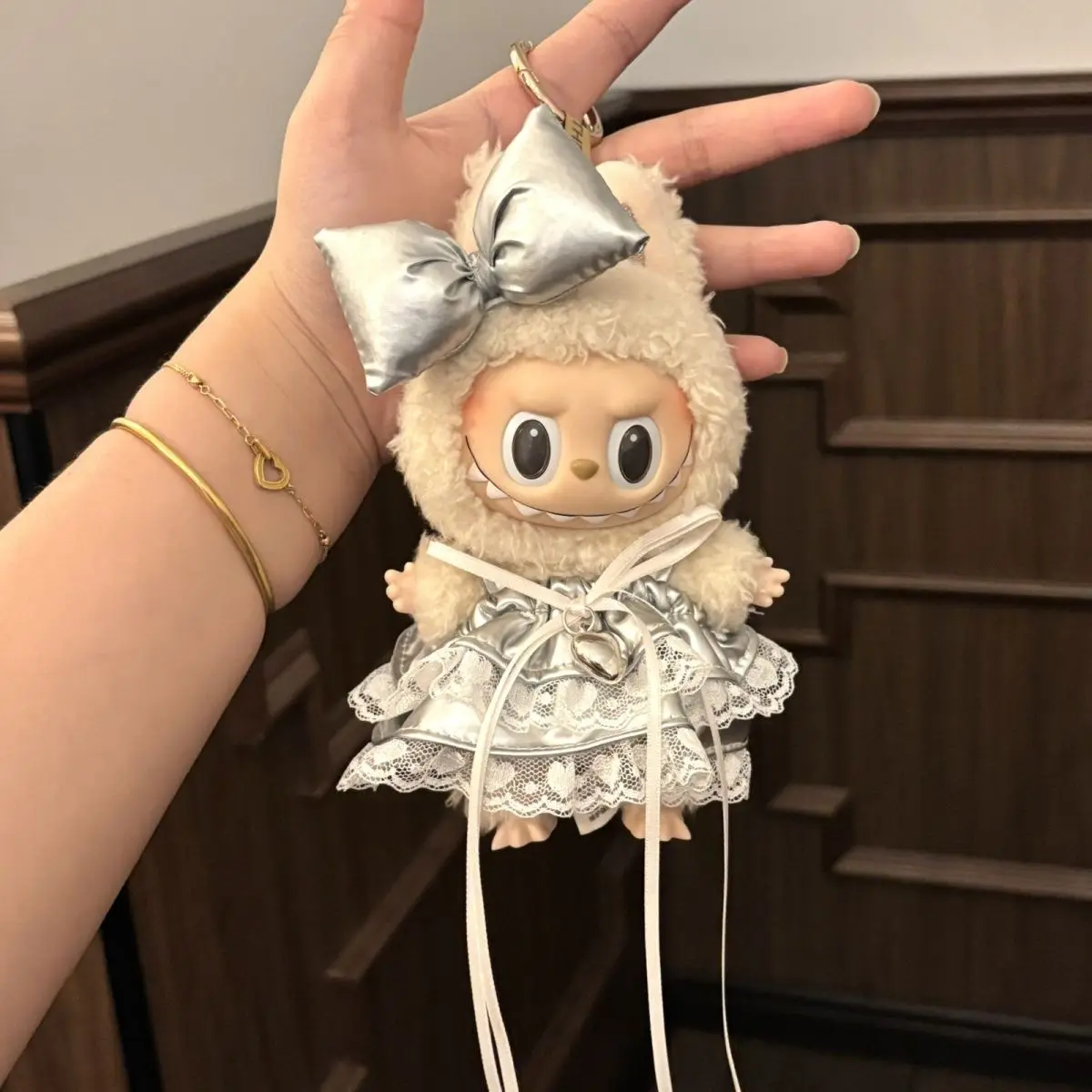 Ropa de muñeca Labubu, vestido de princesa de encaje con lazo plateado, conjunto de decoración de llavero colgante con figura de vinilo de 1 a 3 generación