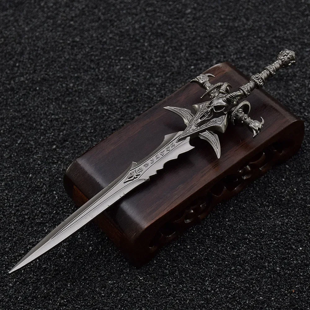 کی 14cm World of Warcraft Anime Figure Lich King Frostmourne Peripheral Model New Style Carved Samurai Weapon Birthday Gift Toy Kid