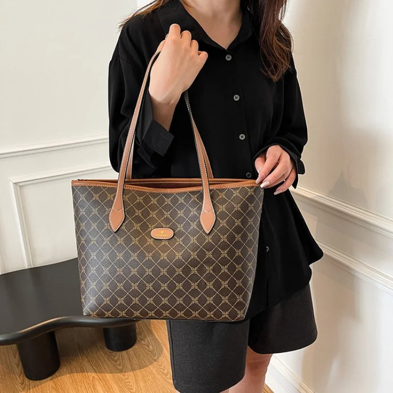 

Elegant Classic Shoulder Bag For Women - Leather Crossbody Bag From Luxury Brand By Famous Designer