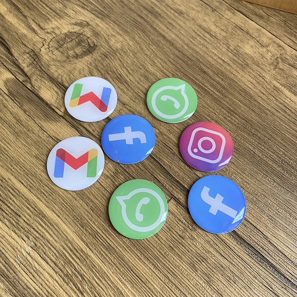 Sur métal Instagram Facebook Whatsapp Gmail NFC Tag autocollant étiquettes époxy pour les médias sociaux