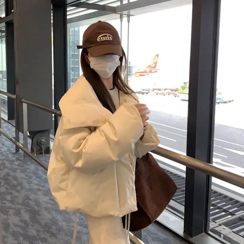 Chaqueta de pan de estilo corto Beige para mujer, chaqueta acolchada de algodón, abrigo de invierno corto para mantener el calor, solapa gruesa, Tops dulces de moda