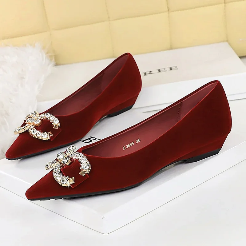 

Новые женские элегантные туфли-лодочки из флокированной ткани, дизайнерские, люксовые, с хрустальной пряжкой, для вечеринок, на каблуке 2 см, с острым носком