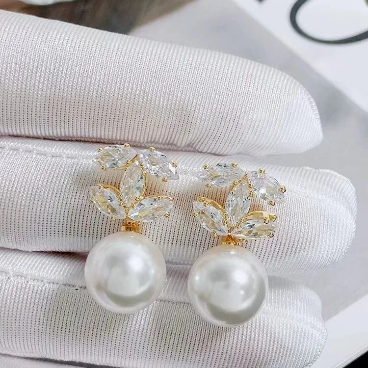 موضة جديدة أقراط متدلية من اللؤلؤ للنساء أقراط خفيفة فاخرة فريدة من نوعها 2026 وصول الخريف/الشتاء ديكور الأذن Aretes De Mujer