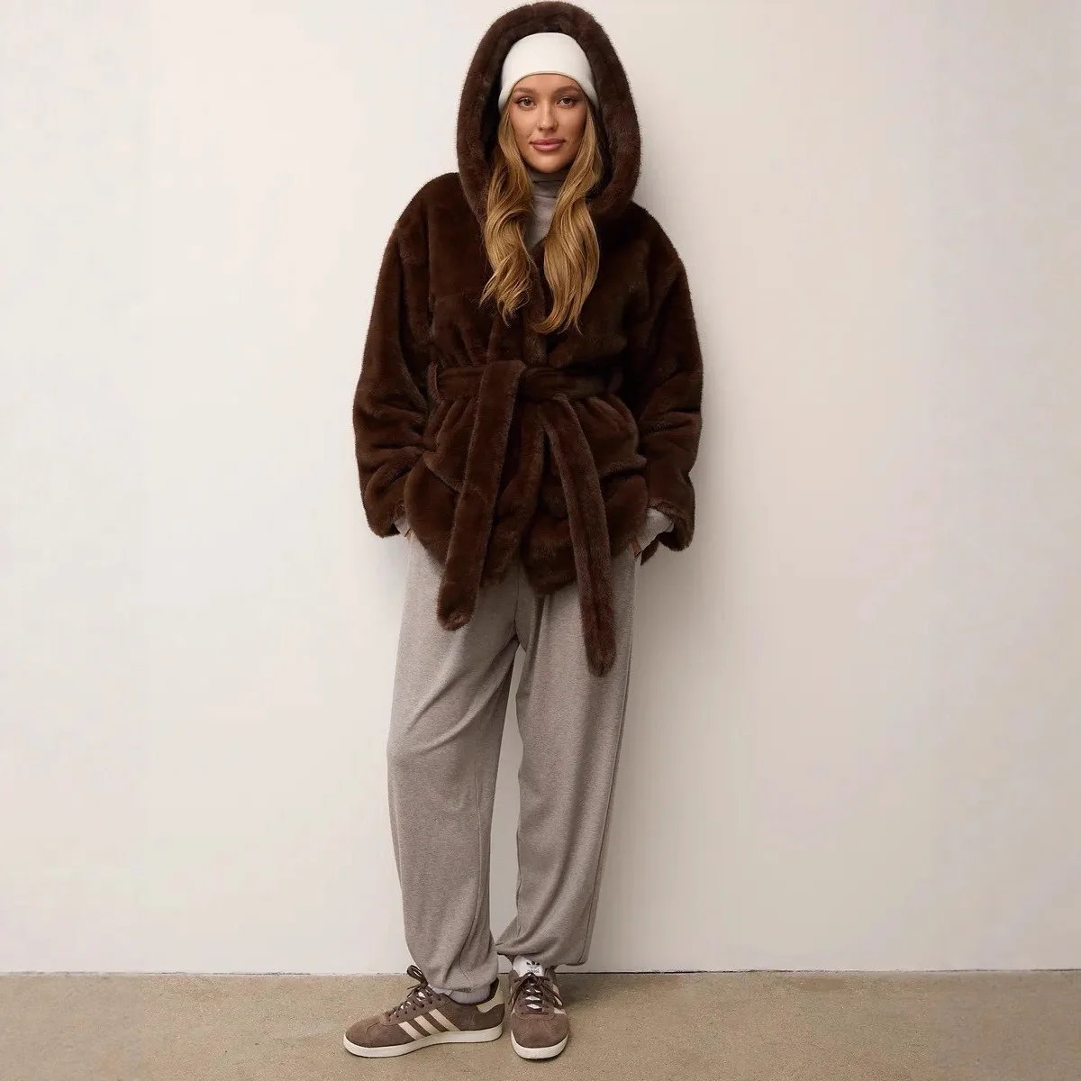 Nowy płaszcz damski ze sztucznego futra lisa i norek na sezon Jesień Zima 2025, elegancka kurtka z wysokiej półki, wiązana w talii.