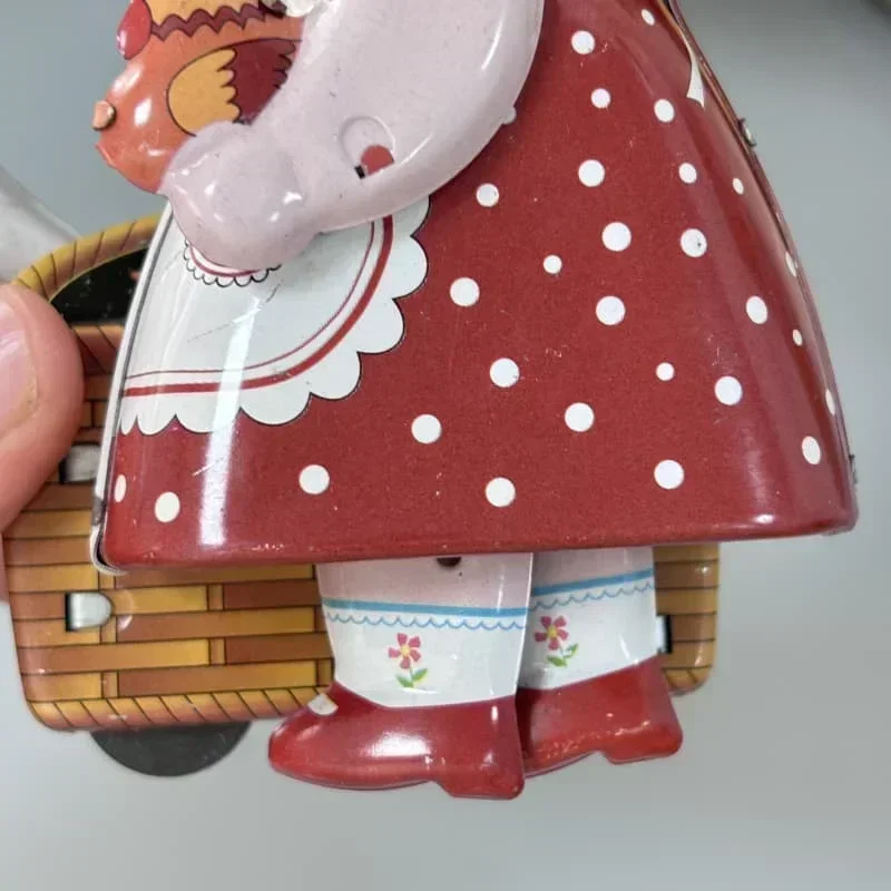 Walking Tin Farmer Robot Woman with The Goose Clockwork Toy Classic Collection Retro Wind Up Toy MetalMechanical Toy Gift