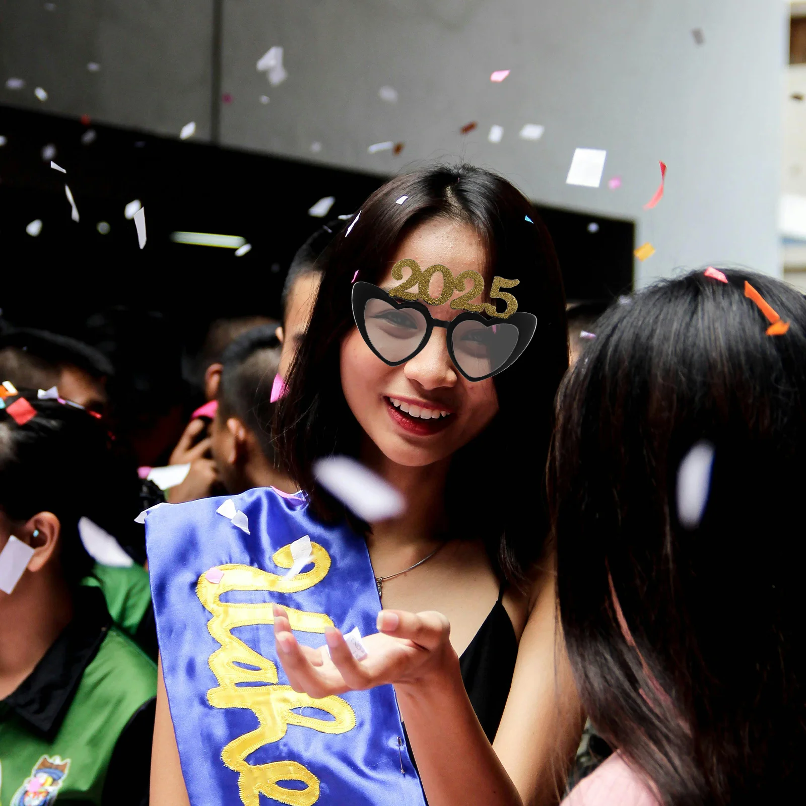 

1 Pair 2025 New Year Celebration Heart Frame Eyeglasses Funny Party Photo Props Light Weight Plastic Glasses Festival Stage