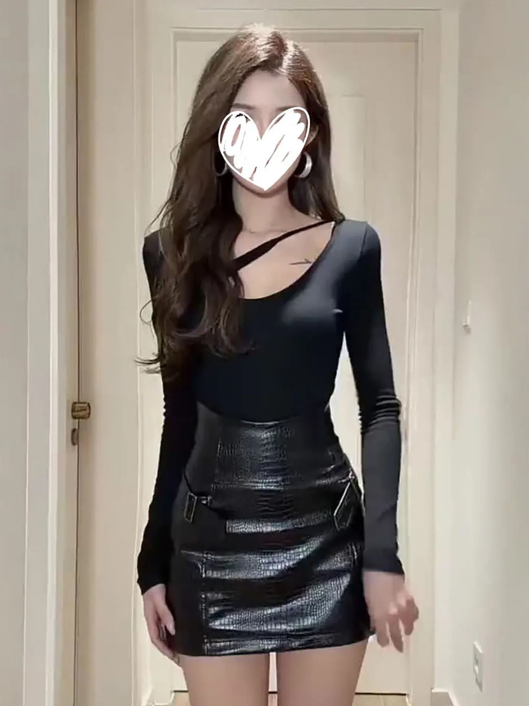 

Модный комплект из двух предметов: футболка с длинным рукавом и вырезами в стиле Spicy Girl и юбка с высокой талией на запах.