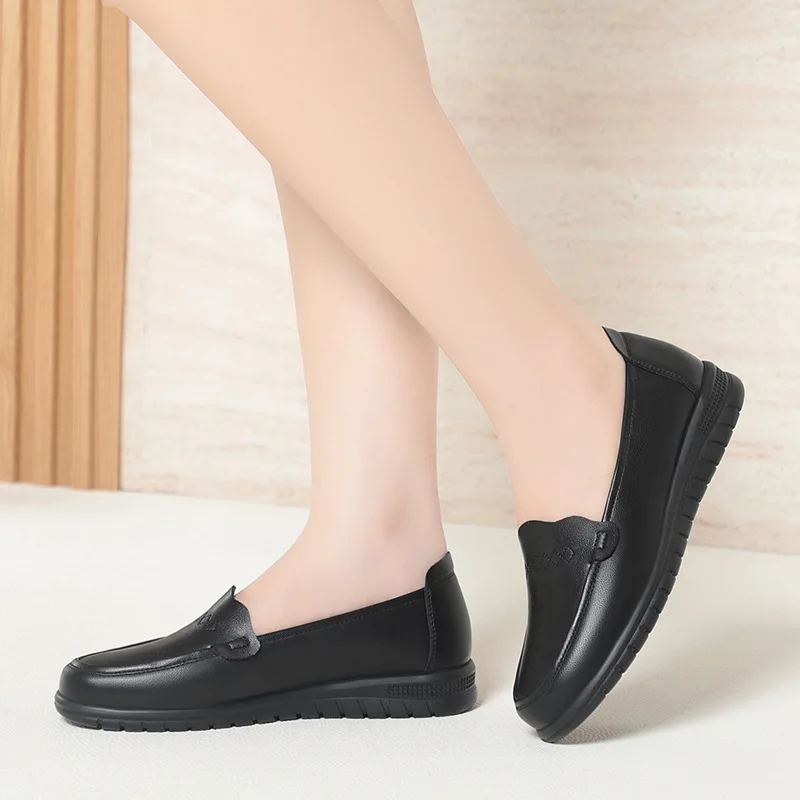 

All Match Breathable Comfortable Shallow Mouth Soft Leather Loafers Women Flats 2026 Fall Driving Moccasins for Mom Daily Work