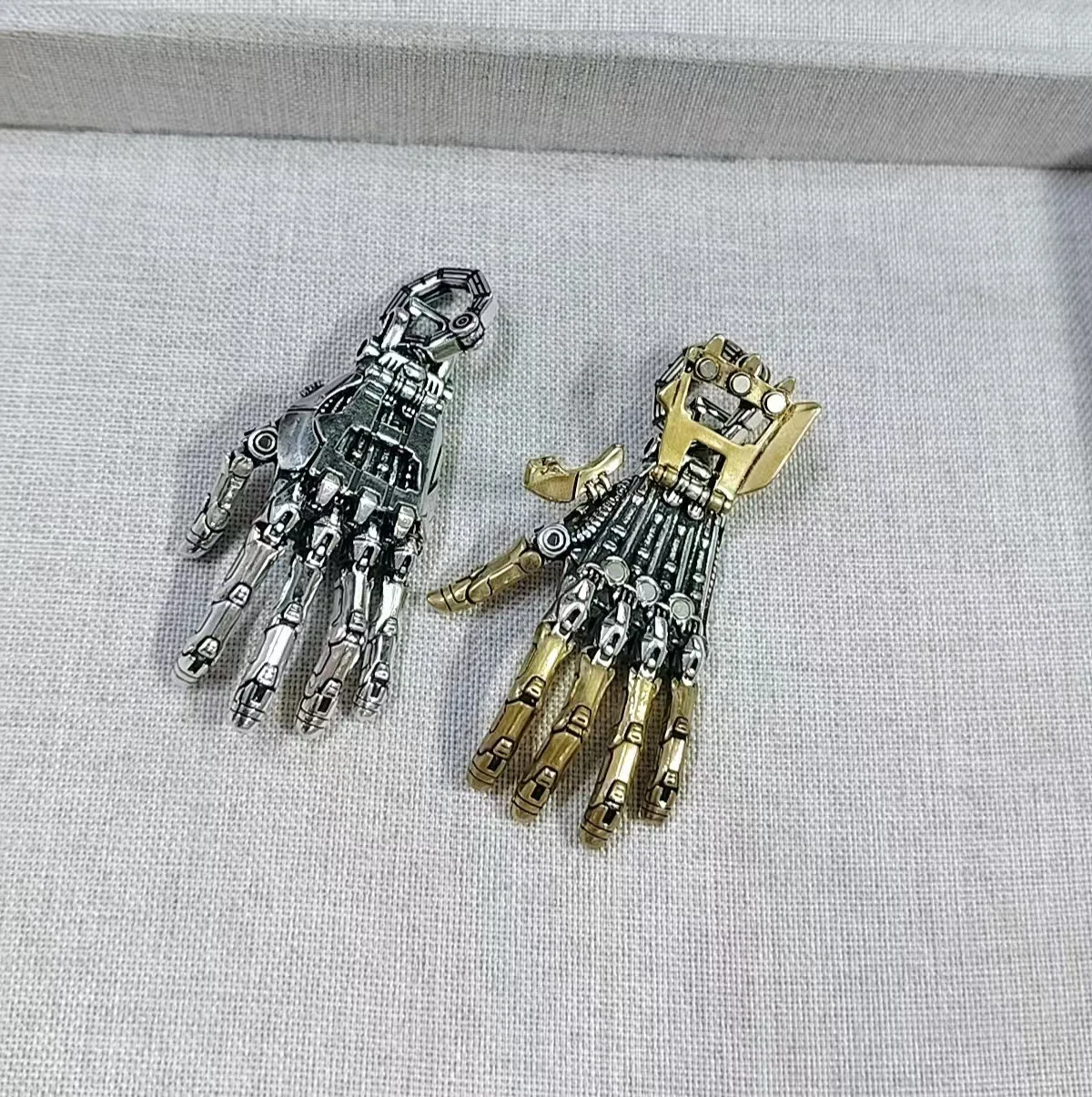 Vintage Antique Finish Punk Mechanical Hand Pendant For Men Unique Lucky Fortune Niche Design Hip Hop Streetwear Necklace Charm