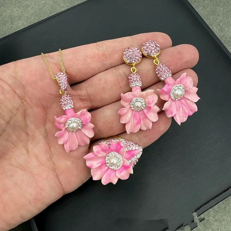 Set Perhiasan Mutiara Cangkang Bunga Lily Tiga D Mawar Merah Muda untuk Wanita Anting Cincin Kalung Berlian Imitasi Mutiara Barok untuk Pesta Wanita