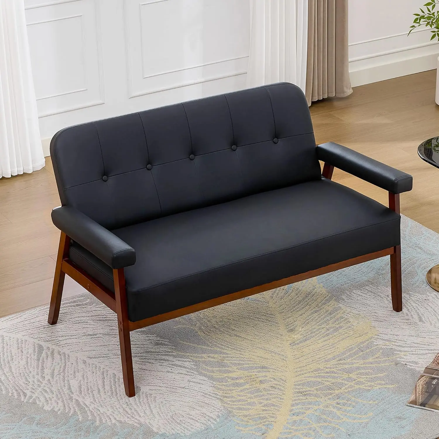 أريكة جلدية بمقعد الحب، أريكة بمقعدين صغير حديث لمنتصف القرن مع أذرع خشبية، أريكة بمقعدين للمساحات الصغيرة، Livi #1