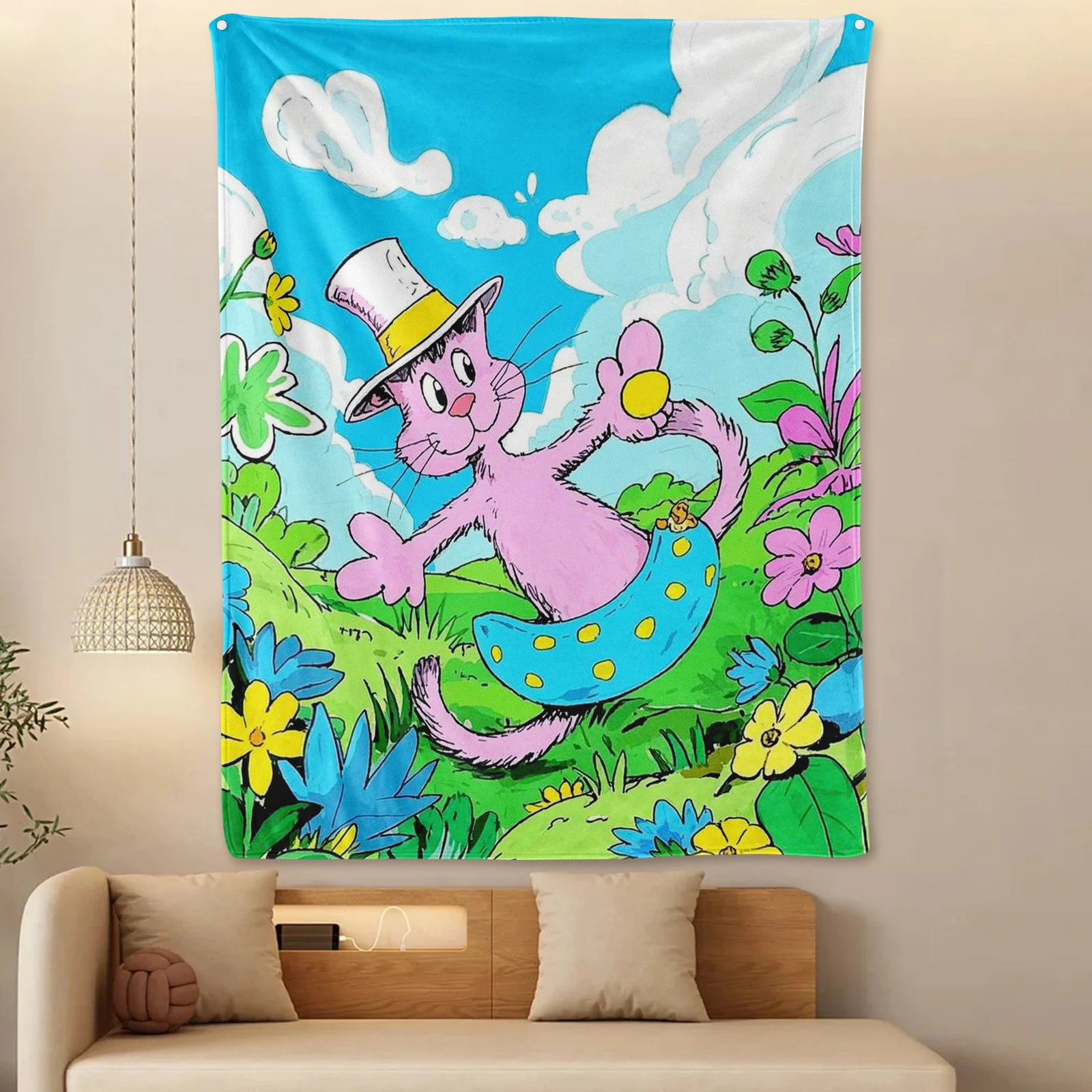 Charmant chat avec chapeau dans un champ de fleurs roses sous le ciel bleu et les nuages blancs, couverture confortable pour la maison