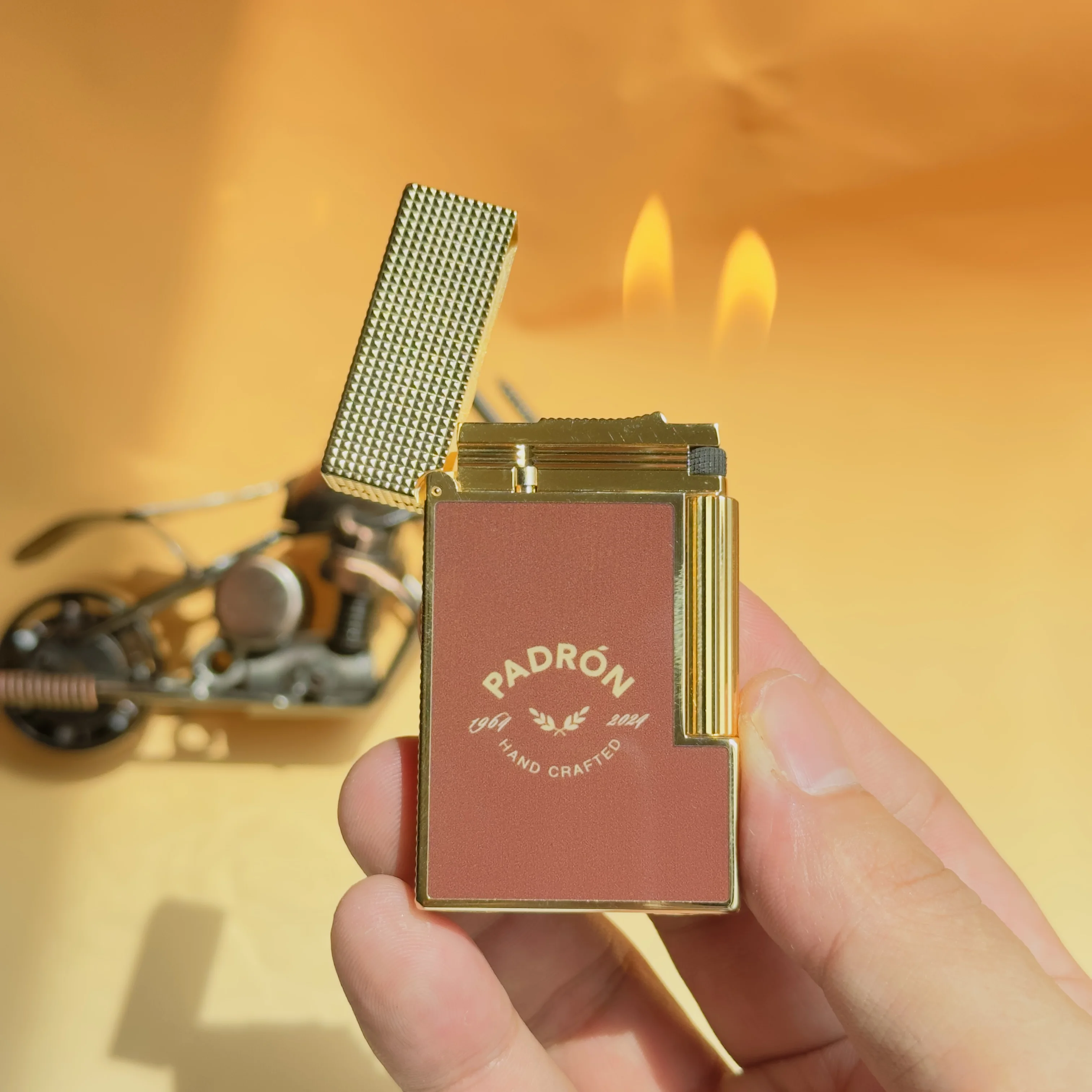 

Luxury custom lighter, 60th anniversary limited edition, loud and clear sound, comes with a set of custom smoking accessories.