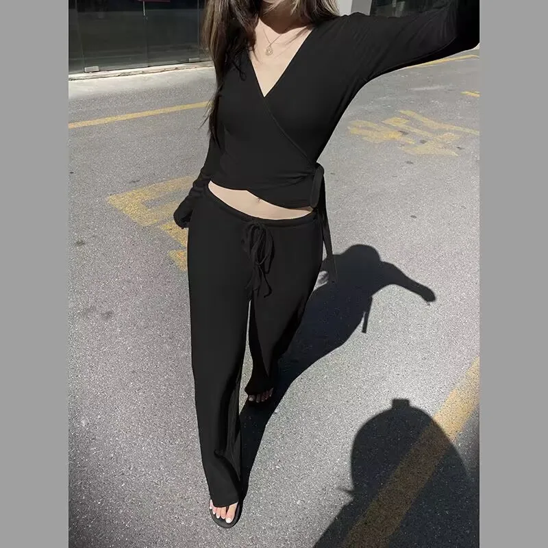 

Women's Vintage 2-Piece Lounge Set Long Sleeve V-Neck Crop Top And Elastic Waist Pants Outfit for Autumn Fashion